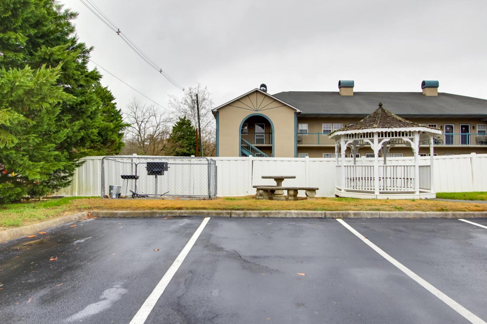 Parkway Condo About Walk To Island In Pigeon Forge! Exterior foto